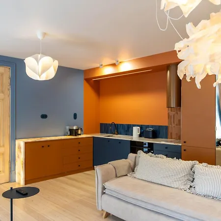Stylish Victus Near The Promenade In By Renters Appartement