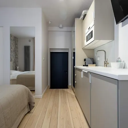 Stylish Victus Near The Promenade In By Renters Appartement *