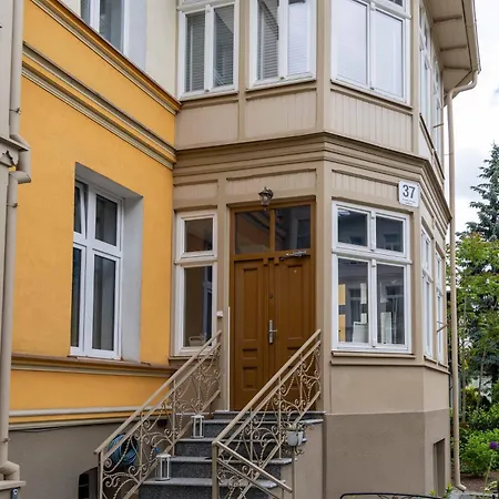Stylish Victus Near The Promenade In By Renters Appartement
